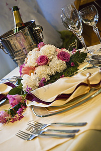 美丽的结婚桌眼镜盘子派对用餐玻璃接待环境婚姻庆典风格图片
