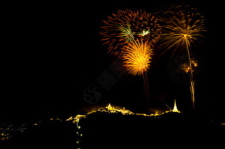 山上泰神庙上的烟花庆典旅游反射艺术展示建筑学节日魔法天空焰火图片