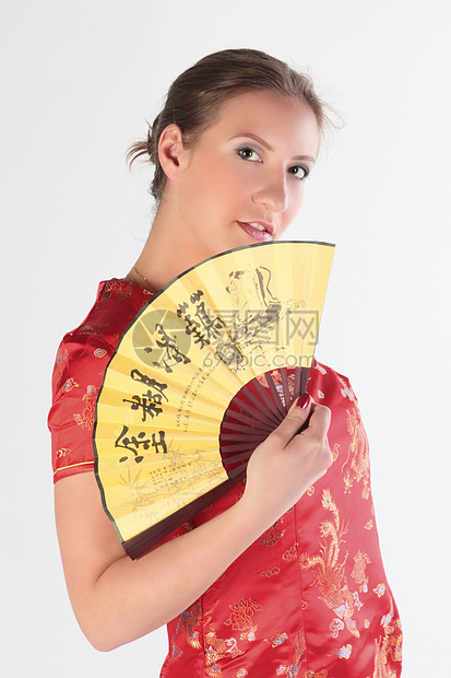 穿红色中国洋装的年轻美女幸福乐趣情绪工作室青年扇子图片