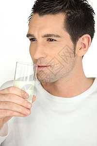 白背景喝牛奶的男子图片