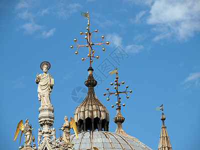 威尼斯 圣马克大教堂上层外墙的精美建筑细节大教堂圆顶窗饰教会拱廊雕塑艺术尖塔马赛克立面图片