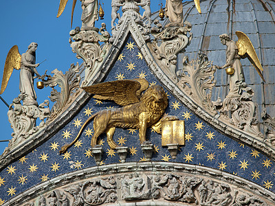 威尼斯圣马克狮子被天使包围 在大教堂的外墙上天炉宽慰圆顶尖塔建筑学教会雕塑艺术图片