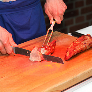 自助餐厅的烹饪切肉图片