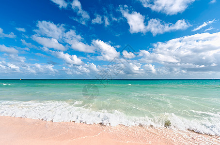美丽的海滩和海地区天空浴衣海岸地平线蓝色海浪娱乐风景孤独图片