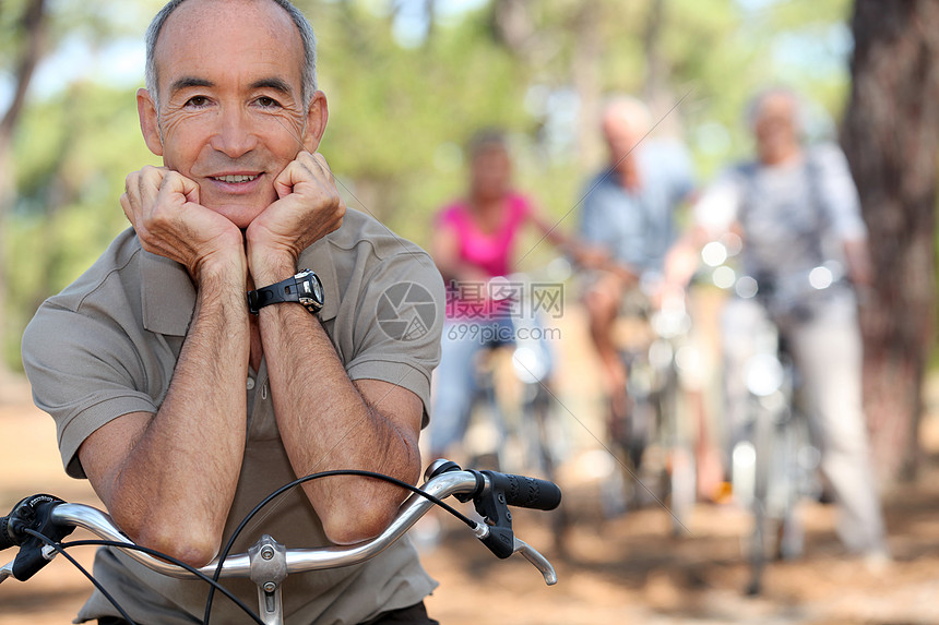 骑自行车的高级男子公园头盔农村锻炼享受男人退休祖父男性图片