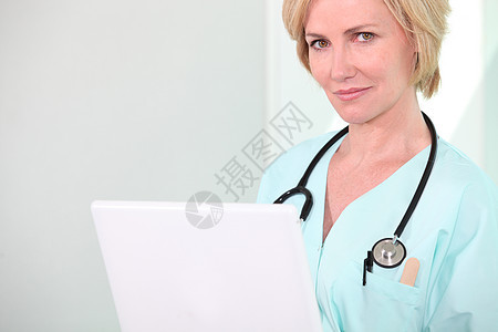 女医生的肖像蓝色社会诊断女性卫生勺子金发女郎电脑医疗木头图片