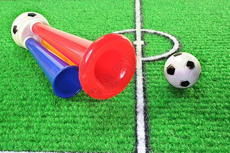 足球喇叭与足球体育场噪音黄色蓝色扇子号角红色运动图片