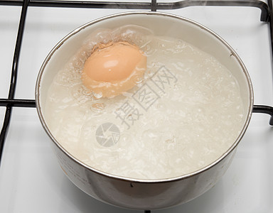 鸡蛋在锅里煮图片