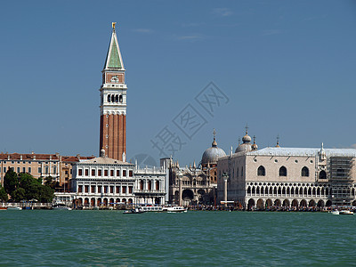 从圣马可运河上看到的威尼斯圣马克广场狮子建筑旅游旅行建筑学柱子大教堂观光圆顶广场图片