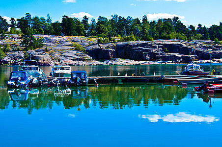 赫尔辛基码头闲暇绿色岩石支撑风景海岸天空蓝色公园花岗岩图片