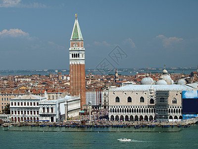 - 从圣乔治·马吉奥雷教堂塔楼看到威尼斯圣马克广场图片