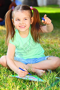 小女孩的肖像太阳公园松鼠毛绒论文平局戏剧游戏幸福孩子们图片