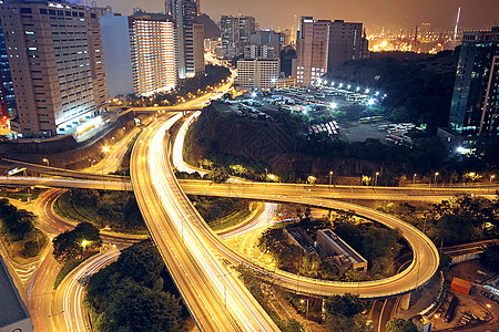 夜空中飞过市中心曲线路口运动速度场景运输大灯车辆穿越图片