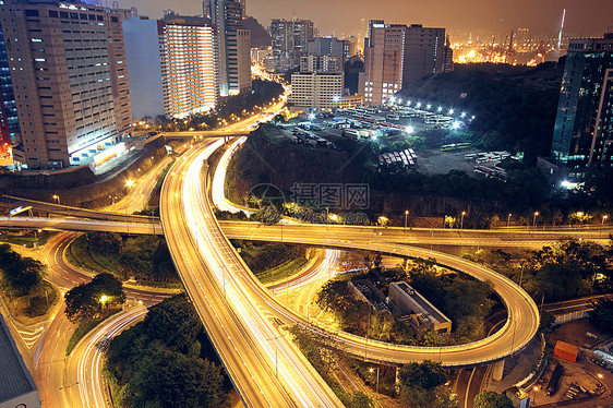 夜空中飞过市中心曲线路口运动速度场景运输大灯车辆穿越图片