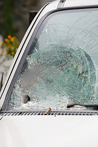 破碎的挡风玻璃事故芯片破坏玻璃损害碰撞风险汽车窗户碎片图片