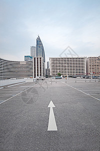 大型编号大号空间停车场红色蓝色建筑日出白色天空数字公园线条日落图片