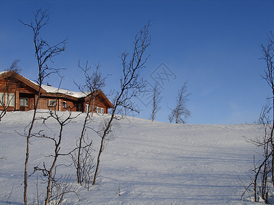 斯堪的纳维亚生活方式观白色小屋电车父母滑雪山丘微笑房子运动阳光图片