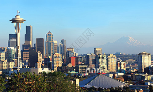 西雅图日落和兰尼埃山时的天线全景图片