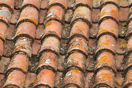 一个城市的中世纪屋顶瓷砖陶瓷地衣棕色古董红色灰色图片