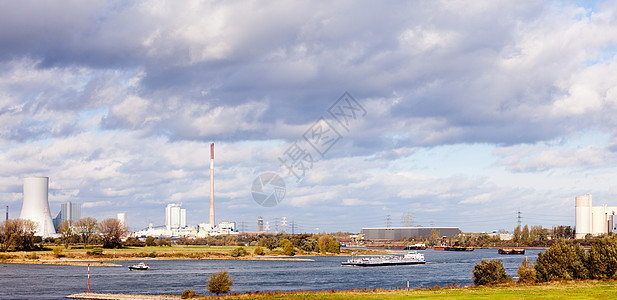 德国杜伊斯堡的莱茵河上的德国Duisburg图片