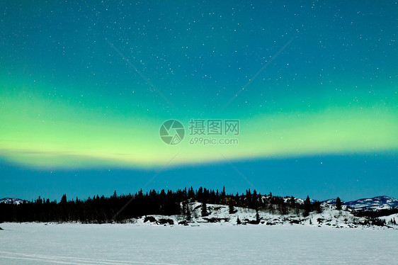 北北极光 寒冬地貌的北方之光场地地区戏剧性月亮领土太阳风漩涡亮度月光蓝色图片