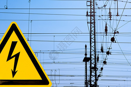 高压标志和铁路电压重叠电线图片