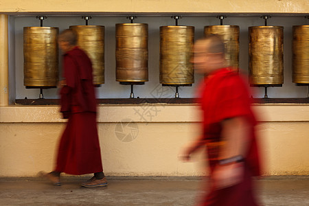 在McLeod Ganj的佛教和尚旋转祈祷车轮宗教建筑复合体考拉寺院佛教徒建筑学图片