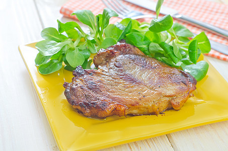 牛排食谱烧烤奶牛食物胡椒香料迷迭香服务鱼片薯条图片