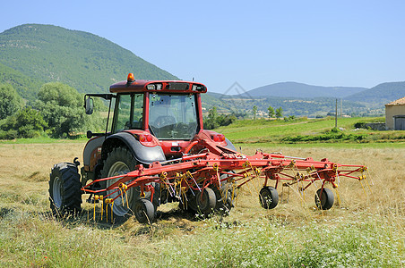 犁田中的拖拉机耕种土壤地球农村机械场地天空耕作栽培国家图片