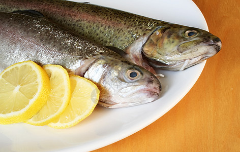 含柠檬的鱼油炸鲭鱼盘子熏制餐厅海鲜小吃烹饪鲱鱼美味图片