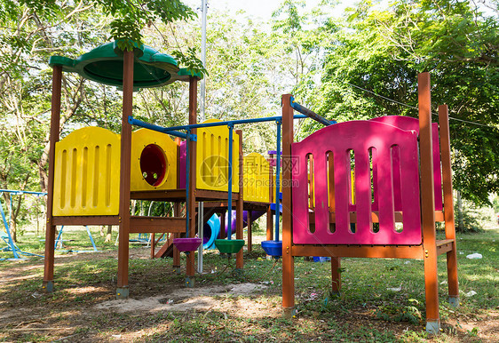 现代儿童在公园的游戏场楼梯孩子城市娱乐玩具阳光校园游乐设备城堡图片