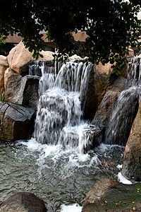 连累瀑布生态流动旅行阳光木头运动风景植物公园溪流图片