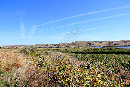 山丘和峡谷的夏季风景天空蓝色芦苇绿色天堂旅行白色黄色全景草本植物图片