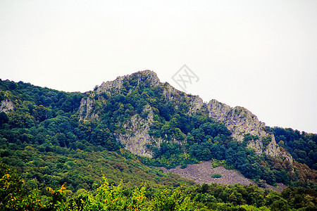 高加索绿色山脉的夏季风景景观木头天空旅游树木旅行休息和解绿色森林蓝色图片