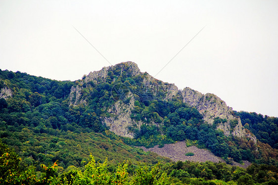 高加索绿色山脉的夏季风景景观木头天空旅游树木旅行休息和解绿色森林蓝色图片