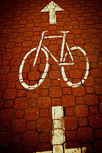 城市交通概念城市中的自行车自行车道环境地面轮子车辆旅行斑点路线车道阴影信号图片