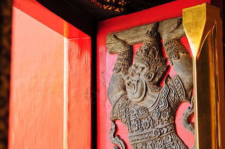 传统泰国风格在窗户上的雕刻艺术文化建筑学寺庙雕塑手工业入口框架佛教徒绘画图片