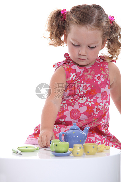 小女孩玩模范茶壶和杯子图片