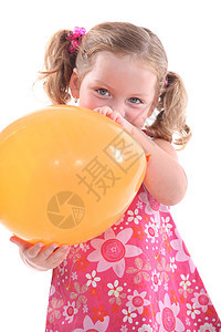 穿粉红花花裙子的年轻女孩 带着黄色气球背景图片