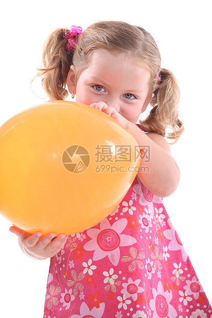 穿粉红花花裙子的年轻女孩 带着黄色气球图片