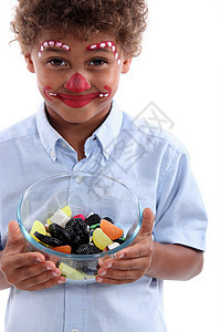 小男孩化妆成小丑 带着一碗糖果图片