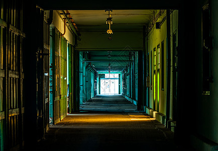 工业走廊 有奇异灯光建筑学门厅圆圈地面蓝色入口隧道反射大厅公司图片