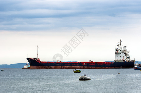 水上大型货轮海洋出口港口后勤商品船运商船进口卸载商业图片