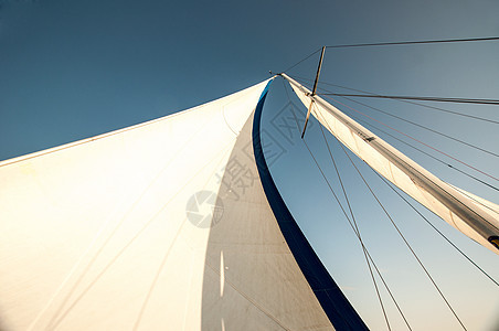 帆船航行奢华太阳蓝色速度绳索巡航天空阳光海洋旅行图片