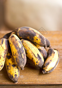 一堆旧香蕉食物衰变水果棕色黄色营养皮肤腐烂小吃图片