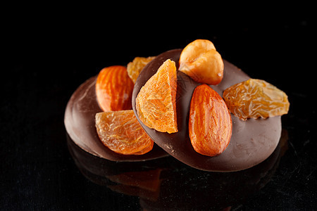 带有坚果的巧克力糖美食小吃食物水果酒吧甜点棕色糖果营养榛子图片