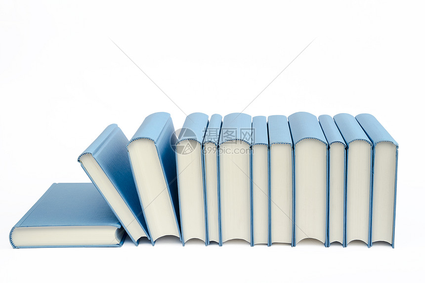 在白色背景上一行排列一组蓝色书籍Name图片