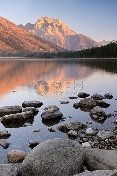 美国怀俄明州大泰顿国家公园Jenny Lake和Moran山沿岸的博尔德图片