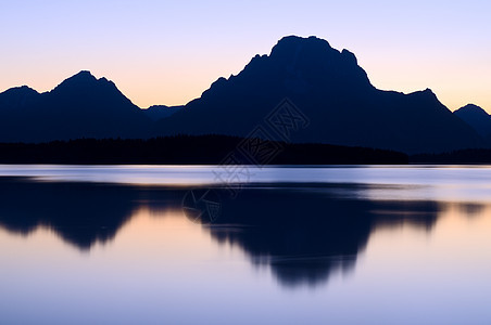 日落后莫兰山和杰克逊湖 美国怀俄明州大泰顿国家公园图片
