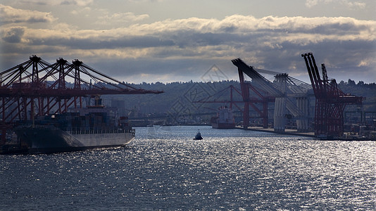 西雅图港华盛顿货运船拖船起重车货轮海洋港口血管码头起重机船运货物图片